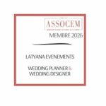 Carré rose représentant le macaron 2026 de l'ASSOCEM, Association dont Latyana Evénements fait partie depuis 2019 en tant que wedding designer et wedding planner