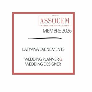 Carré rose représentant le macaron 2026 de l'ASSOCEM, Association dont Latyana Evénements fait partie depuis 2019 en tant que wedding designer et wedding planner