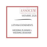 Carré rose représentant le macaron 2026 de l'ASSOCEM, Association dont Latyana Evénements fait partie depuis 2019 en tant que wedding designer et wedding planner